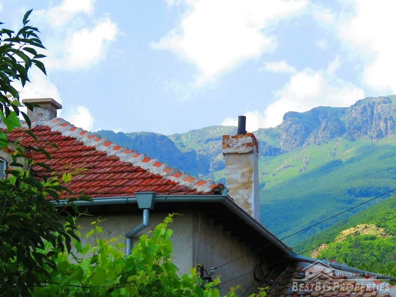 House for sale at the foot of the mountain