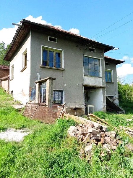 House for sale near the town of Cherven Bryag