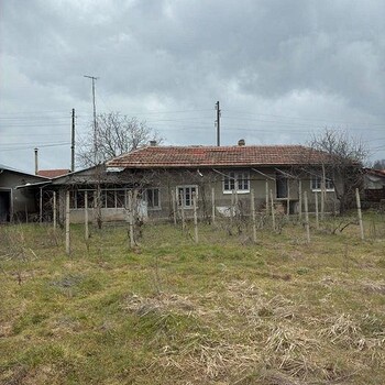 House for sale with a large yard near Ruse