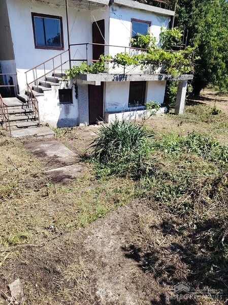 Lovely house for sale by the sea