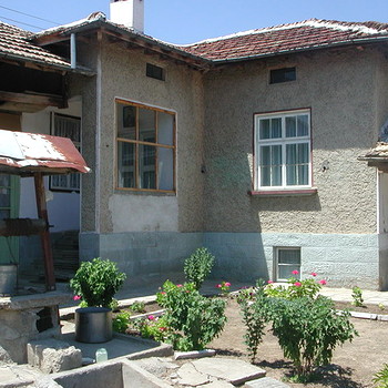 Casa solida in un villaggio bene accomodato