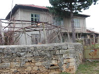 Casa vecchia in un villaggio popolare