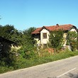 Casa di villaggio vecchia con Troyan vicino enorme di recinto