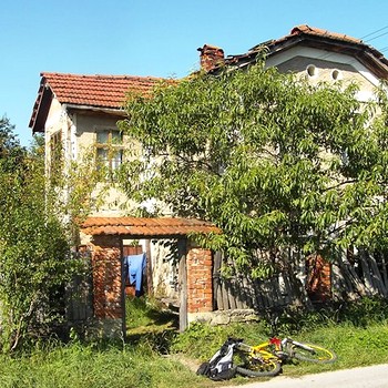 Casa di villaggio vecchia con Troyan vicino enorme di recinto