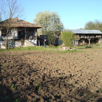 Casa bello di un piano con Basement in un vicino piccolo e pacifico di villaggio Razgrad