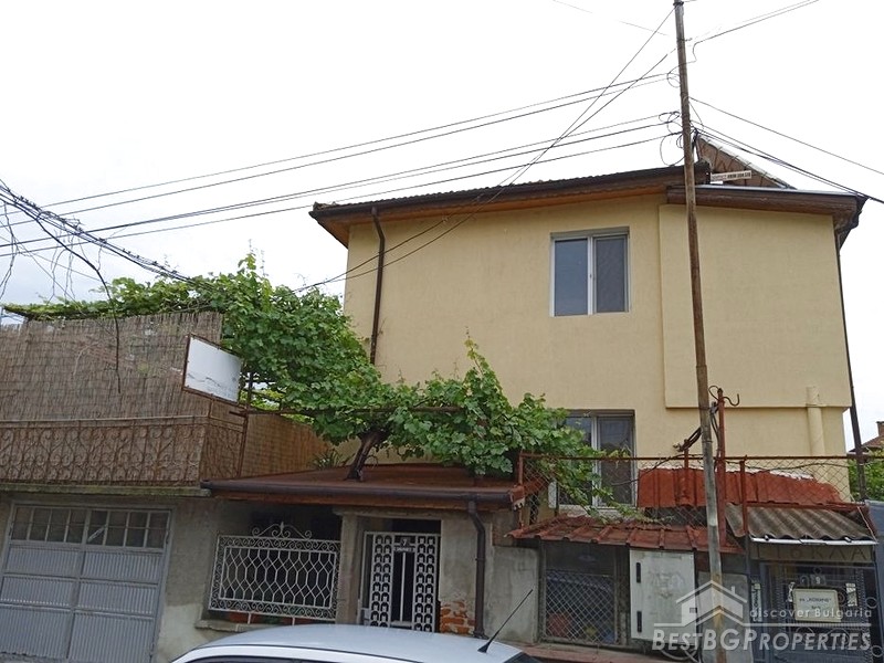 Renovated house with store for sale in the city of Yambol