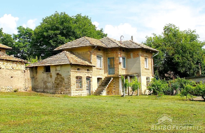 Rural house for sale near the town of Popovo