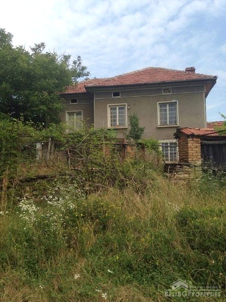 Rural house with a large yard for sale near Gabrovo