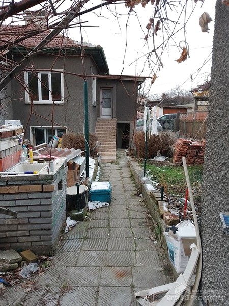 Twin house for sale in the town of Pernik