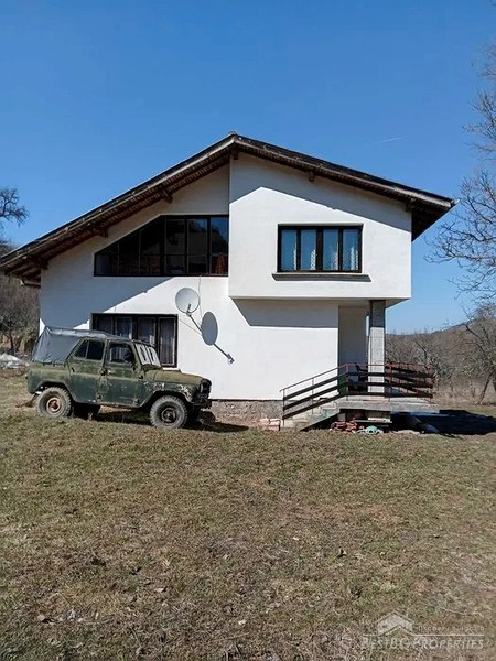 Vacation house for sale near the town of Tran