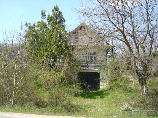Small cottage with big garden outside the town of Ragrad