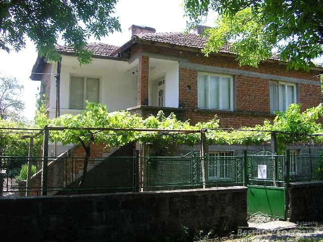 Large house for sale close to the seaside