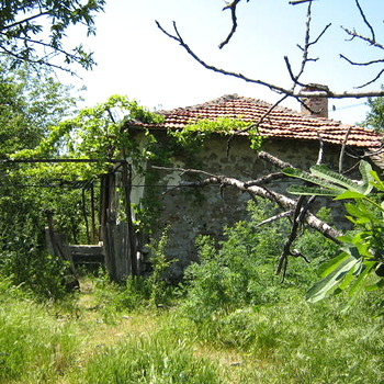 Casa rurale vecchia con il giardino grande alla fine del villaggio