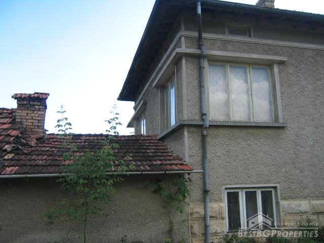 Good looking house with large garden near lake