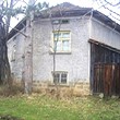 Три дома в Громадный двор на подножие горы
