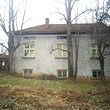 Три дома в Громадный двор на подножие горы