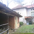 Три дома в Громадный двор на подножие горы