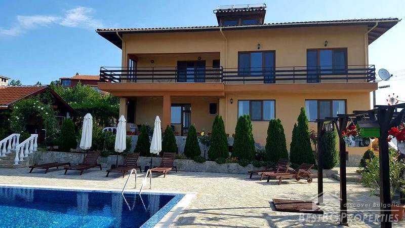 Amazing house with a swimming pool for sale close to the sea
