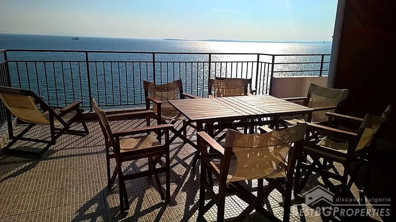 Apartment with sea view on the first line in Saint Vlas