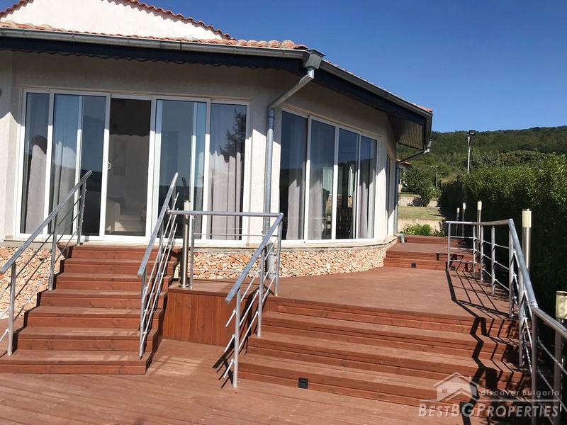 Beautiful house for sale by the sea