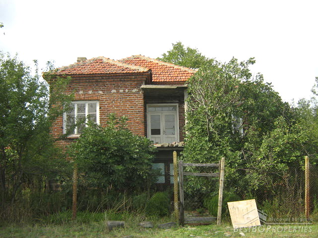 Brick House With Large Yard