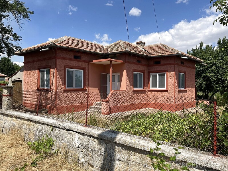 Country house for sale near the town of General Toshevo