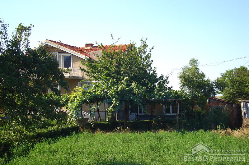 Good Looking Property With 2000 Sq M Garden