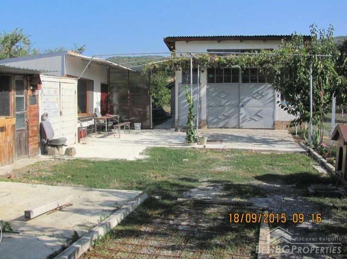 House with a car shop in Aytos