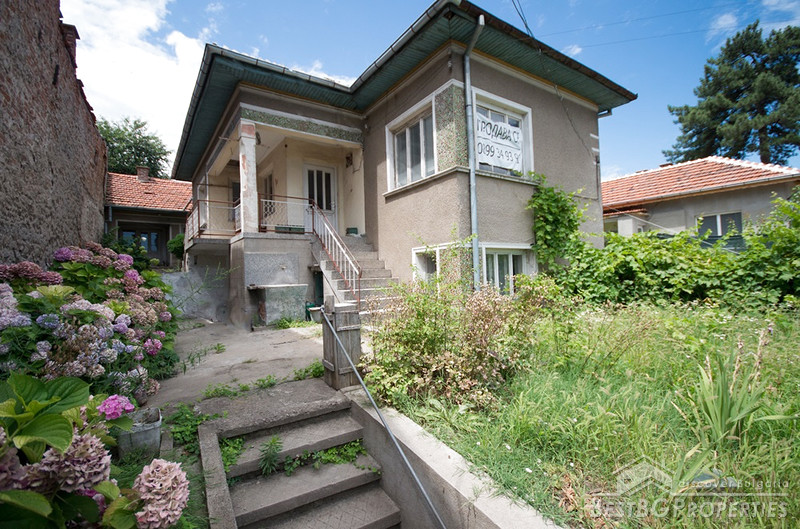 House with a yard and garage in the center of Lom