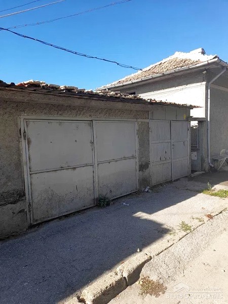 House with two garages for sale in the town of Omurtag