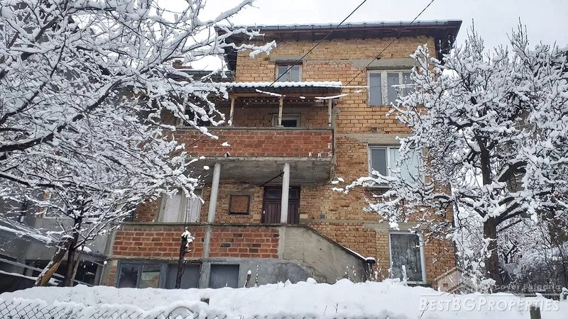 Large brick house for sale in Tryavna
