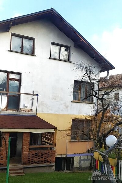 Large house for sale in the city of Pernik