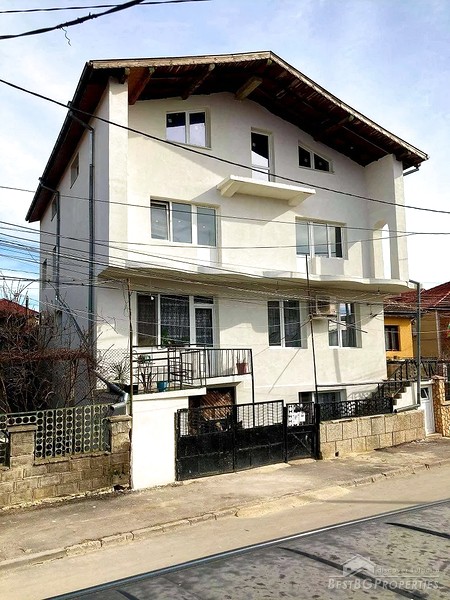 Large house for sale in the town of Dobrich