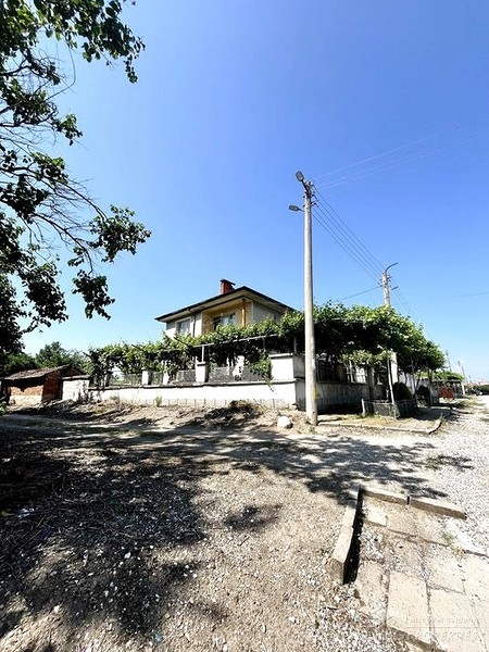 Large house for sale in the town of Saedinenie
