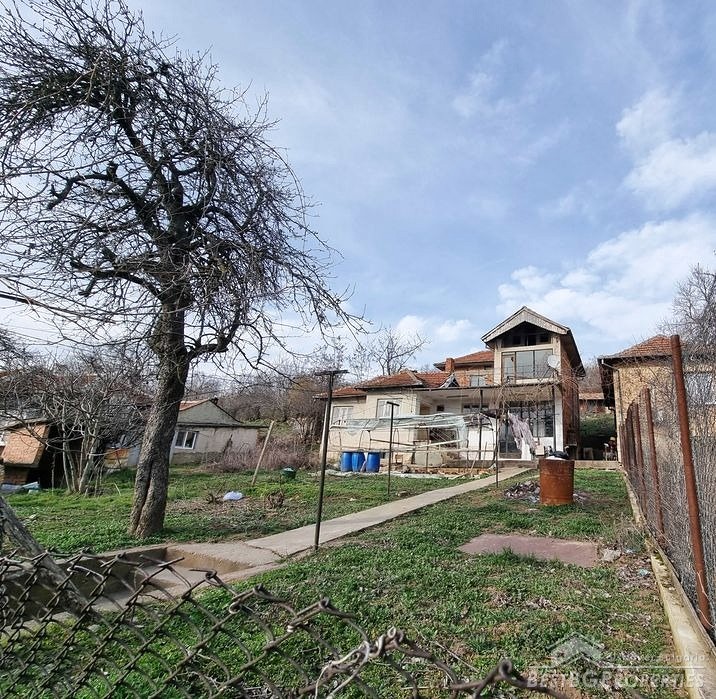 Large house for sale in the town of Tsar Kaloyan