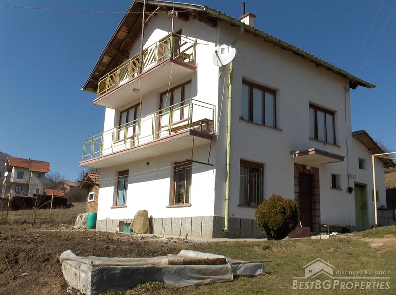 Large house for sale near the town of Breznik
