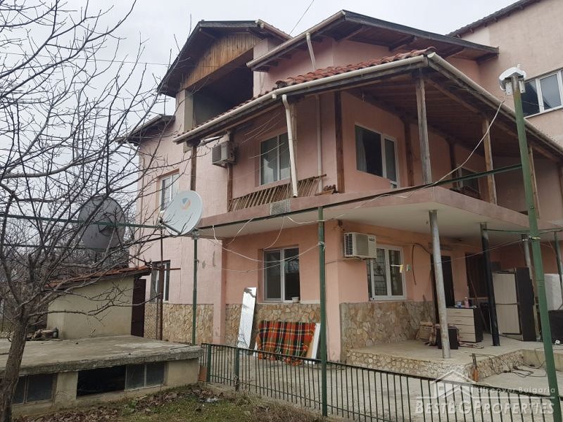 Large house with a yard for sale in Varna