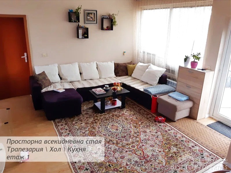 Lovely house for sale by the sea