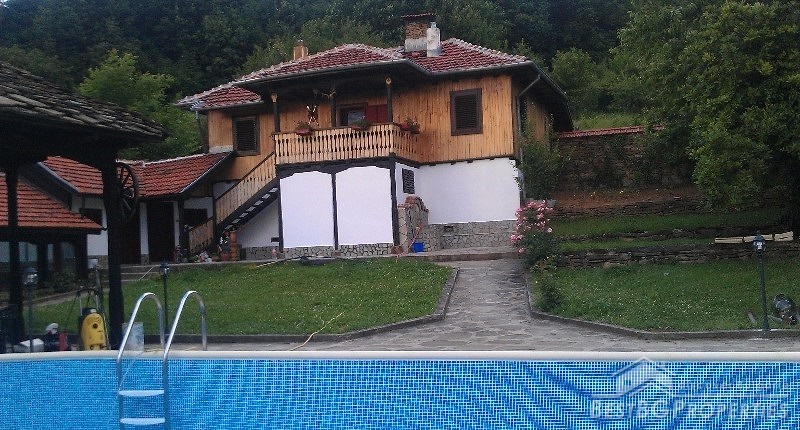 Luxury house for sale near a lake