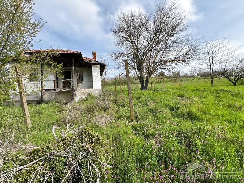 Old house with a large yard for sale near Sredets