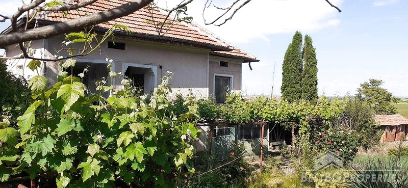 Solid house for sale with a large yard 20 minutes from Vratsa
