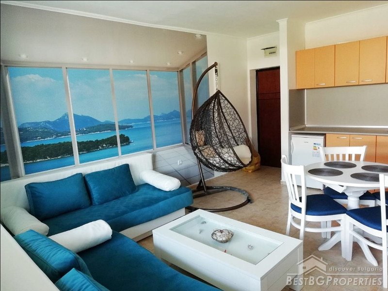 Stylishly furnished one bedroom apartment only 80m from the beach