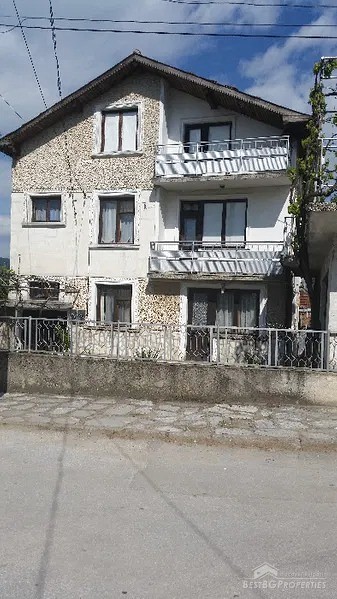 Three story house for sale in the town of Rakitovo
