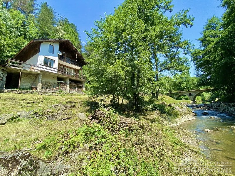 Vacation house for sale in a beautiful area near Apriltsi