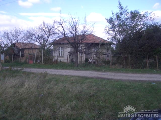 Small house with big land near Omurtag