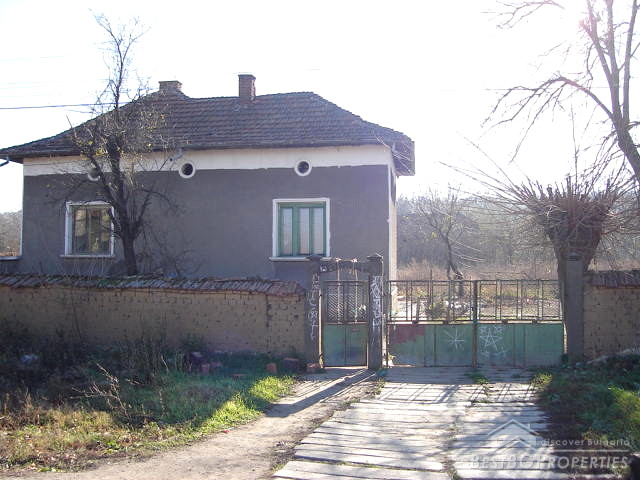 House with additional building and huge garden