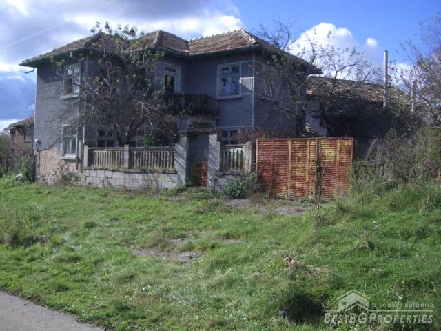 Old house with large land near Omurtag