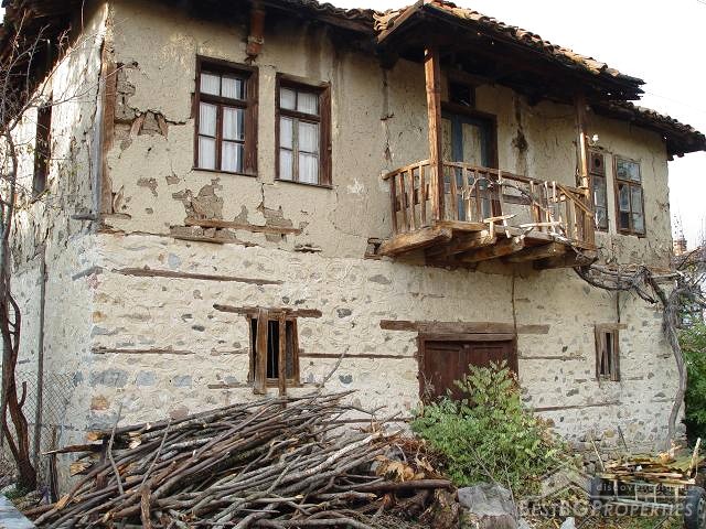 Old house with big land near Sandanski
