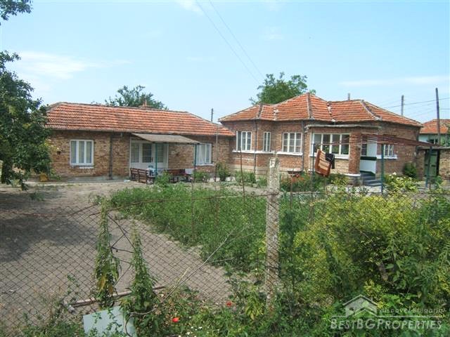 Pretty Rural House Near The Sea