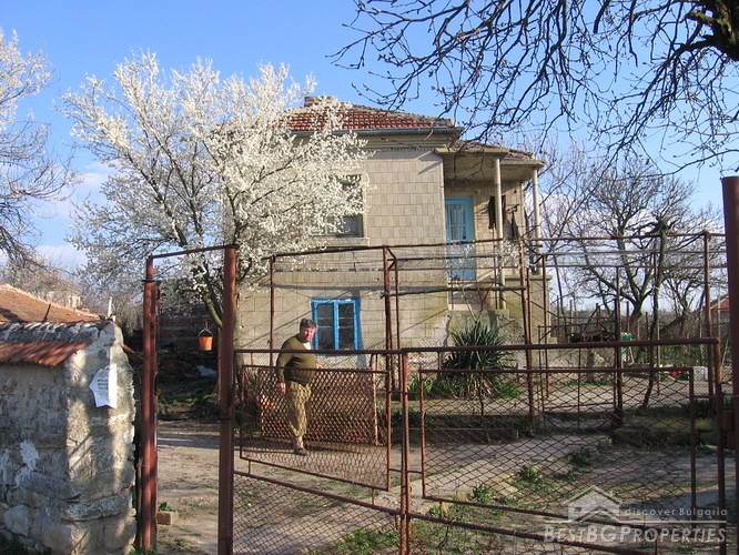 Well preserved house with large garden